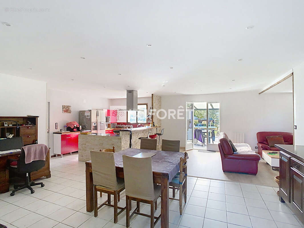 Maison à BARRY-D&#039;ISLEMADE