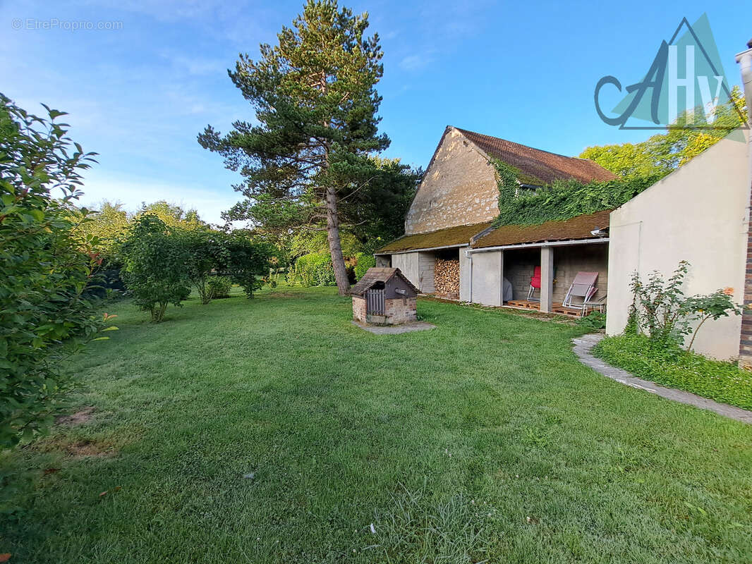 Proche VILLENEUVE L'ARCHEVEQUE - Longère rénovée de 160 m2 avec 4 chambres, dépendances et jardi - photo 4