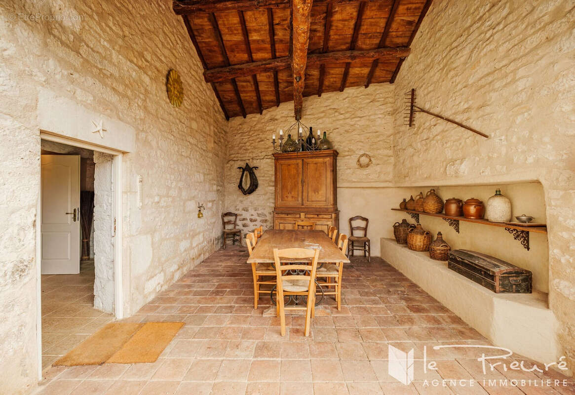 A seulement 10 km d'Albi. Propriété de charme dans un cadre idyllique, 3 habitations, dépendances et 2 hectares de terrain et pi - photo 8