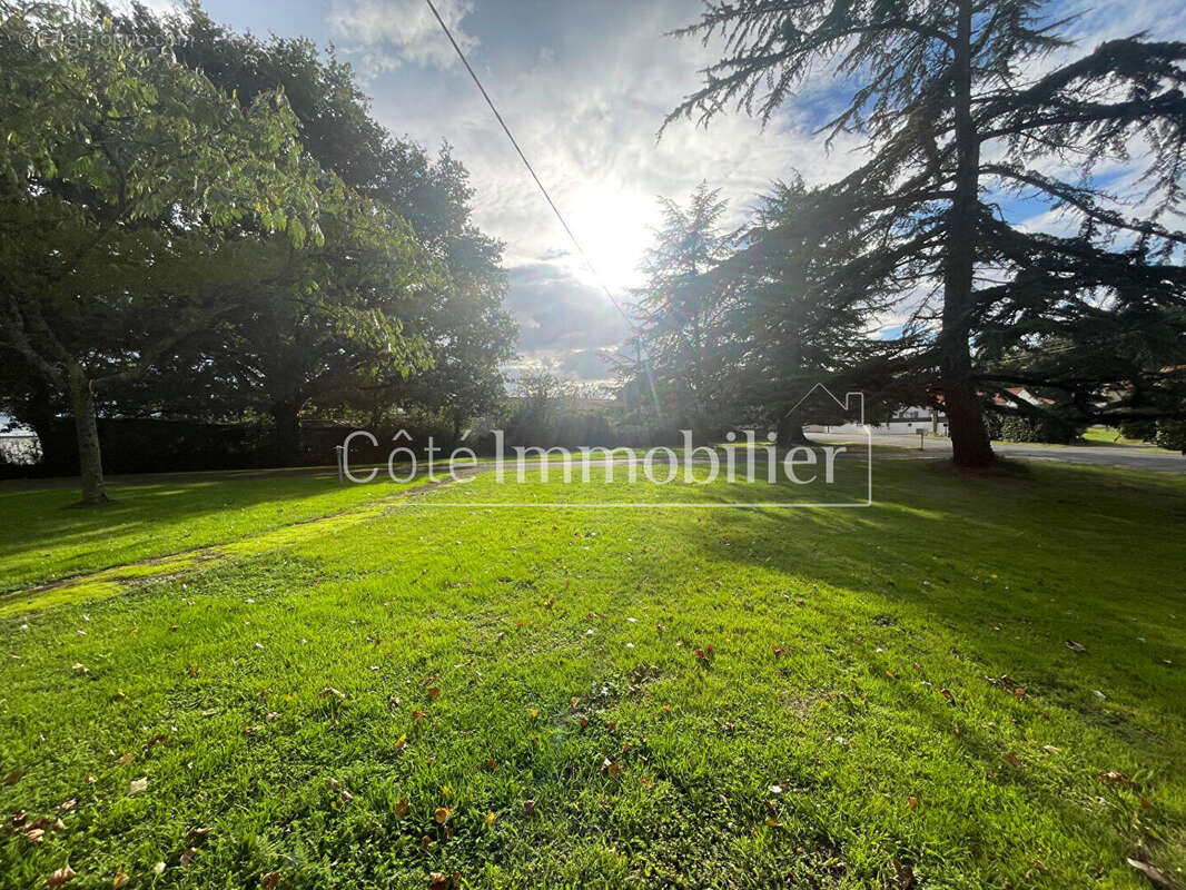 Terrain à SAINT-PHILBERT-DE-GRAND-LIEU