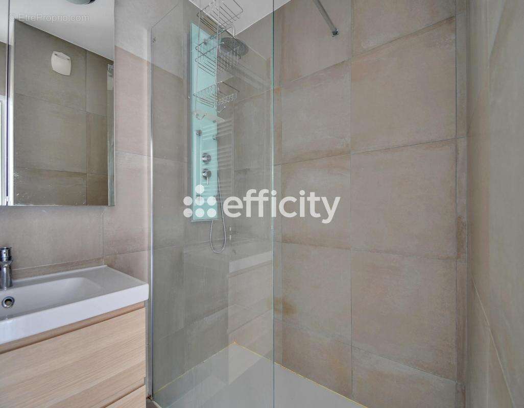 Appartement à COURBEVOIE