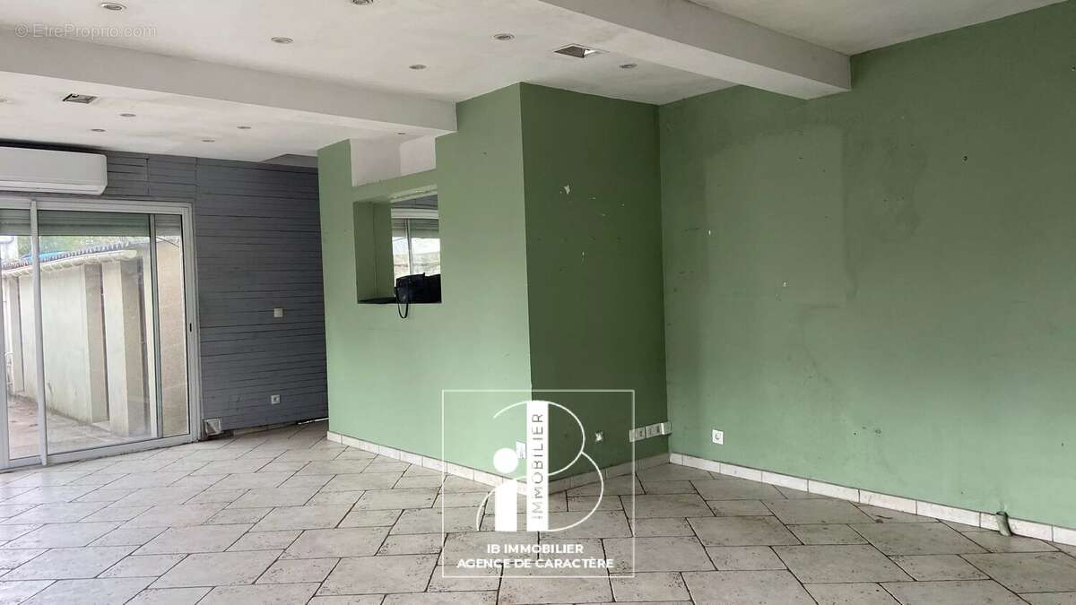 Commerce à FONTAINEBLEAU