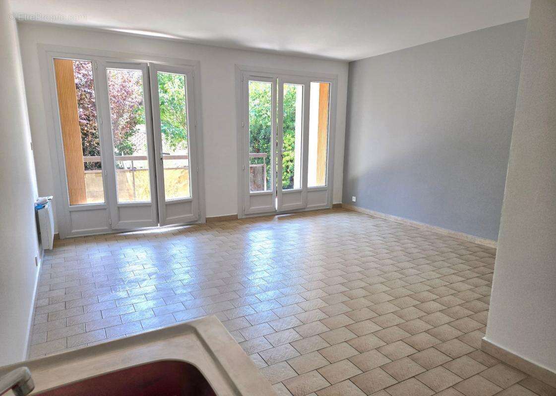 Marignane – Appartement/Studio rénové avec jardin, balcon et accès direct au sous-sol privatif de 32,70 m² ! - photo 3