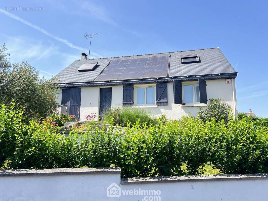 Maison de 110 m² habitables avec 5 chambres. - Maison à MONTREUIL-JUIGNE