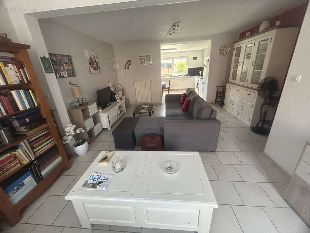 Semi individuelle rénovée développant 92,22m2 et bâtie sur 330m2. - photo 3