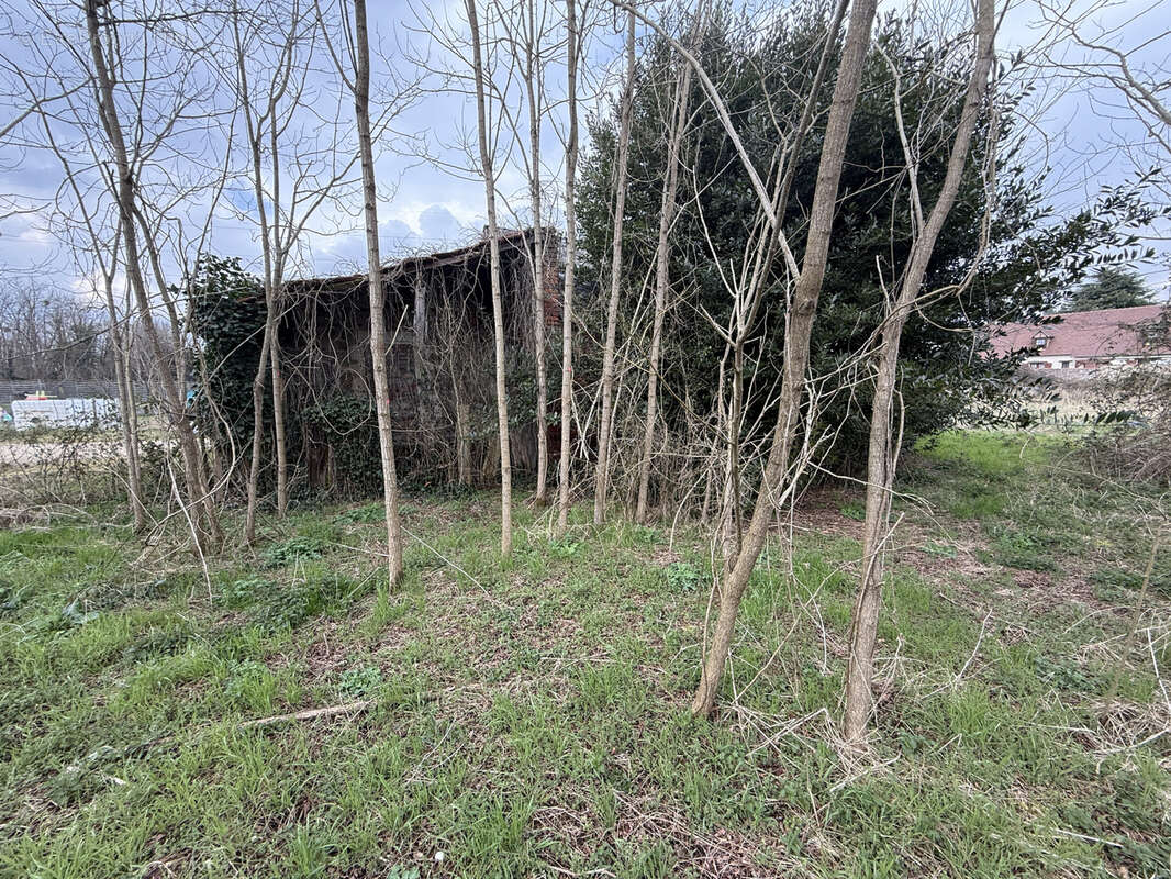 Ferme à rénover sur un terrain de 527 m2 - photo 6
