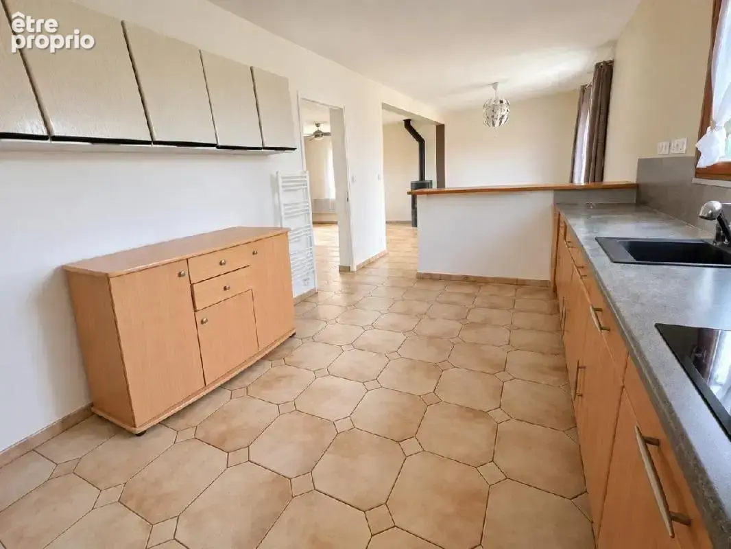 Maison familiale de 140 m² - 5 chambres ou 4 chambres + 1 bureau - Superbe terrain de 1 550 m² - Fort potentiel - photo 3