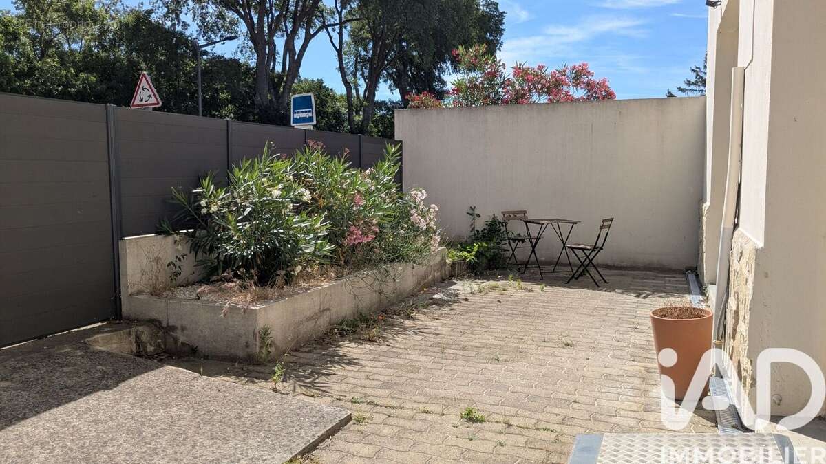 Photo 2 - Commerce à SORGUES
