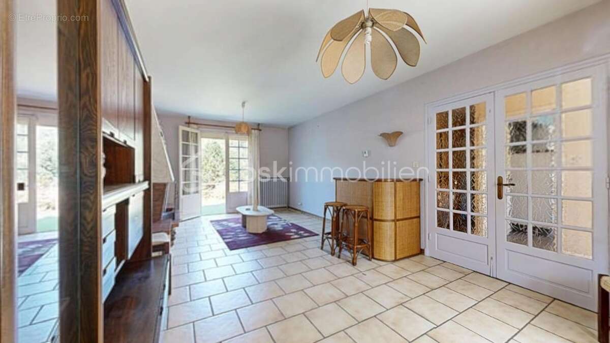 Maison lumineuse avec deux terrasses et parking à vendre ! - photo 7