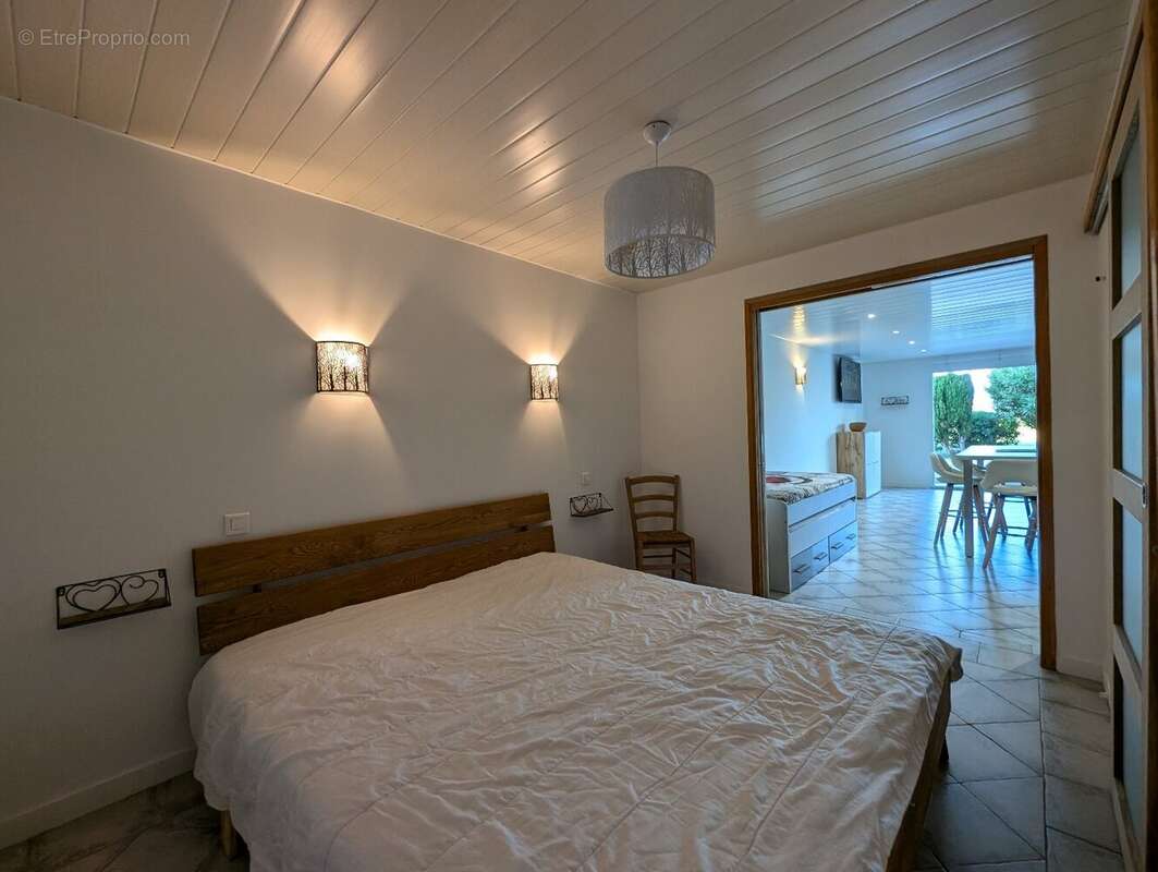 Saint-Aygulf - T2 vendu loué à 50 m de la plage - loyer 750  HC - parking privatif - photo 6