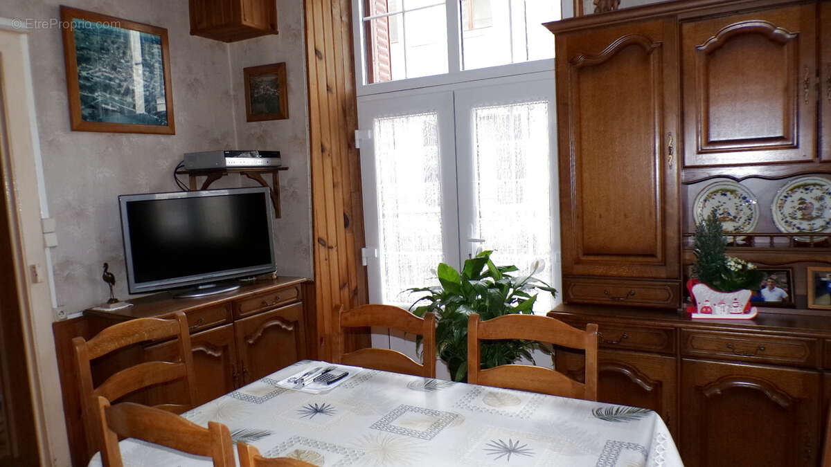 Ainay-le-Château   Maison de village avec deux appartements indépendants - photo 3