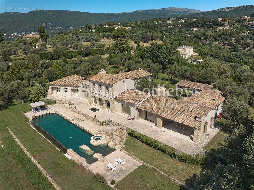 Maison à CHATEAUNEUF-GRASSE