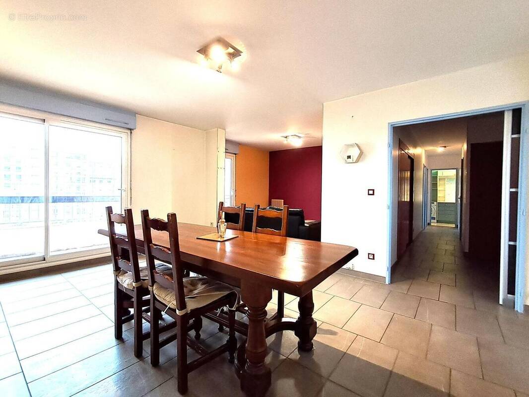   - Appartement à VILLEURBANNE