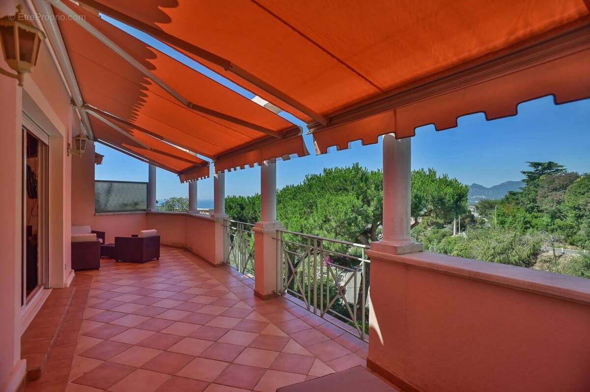 SOUS OFFRE -Croix-des-Gardes - Superbe 2P, terrasse 27m², Vue mer, Parking, Piscine - photo 2
