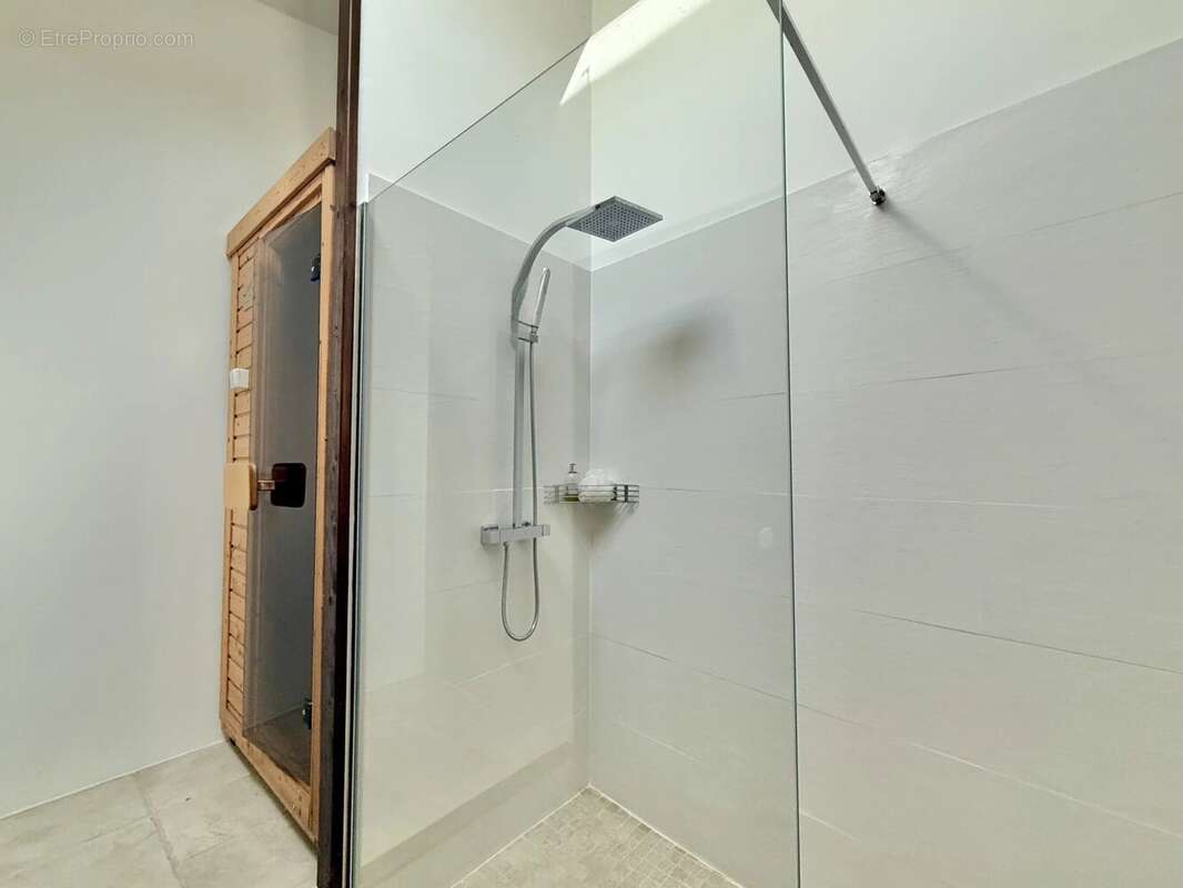 Maison de plain-pied rénovée avec 4 chambres, piscine et garage - photo 10