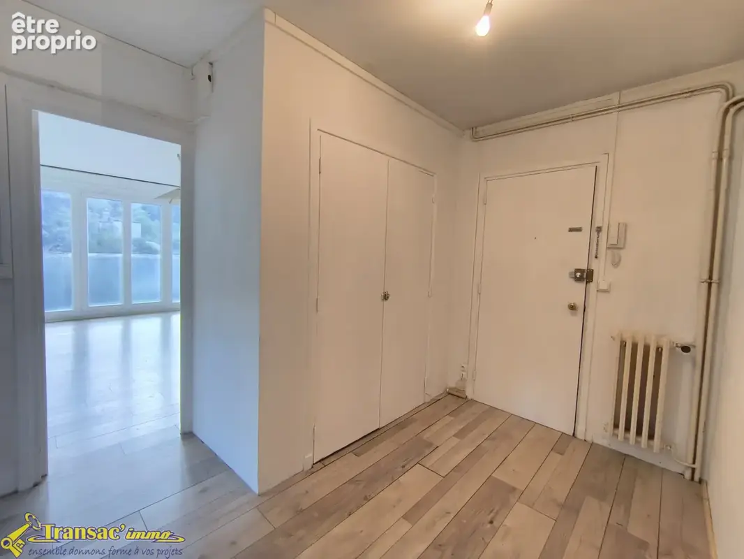 Haut de Thiers, appartement type F3 de 52m2 au RDC avec balcon et une cave. - photo 3