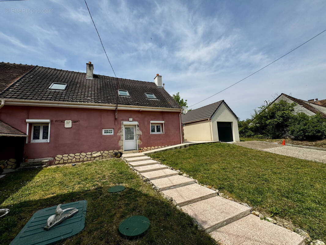 Maison à FAVERELLES