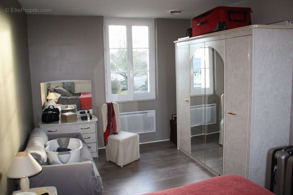 Commerce à BEAUMONT-EN-VERON