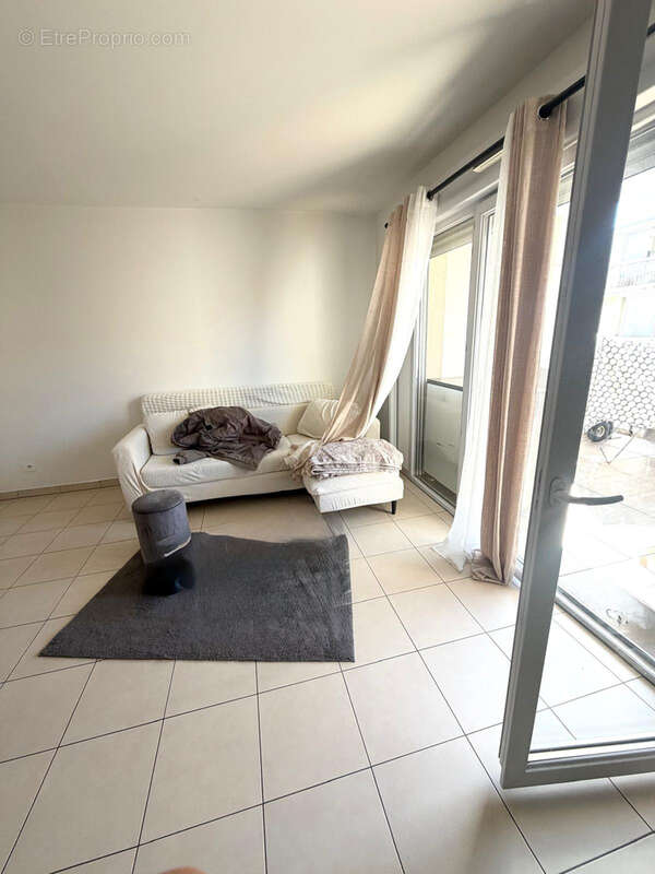 Appartement à SAINT-LAURENT-DU-VAR