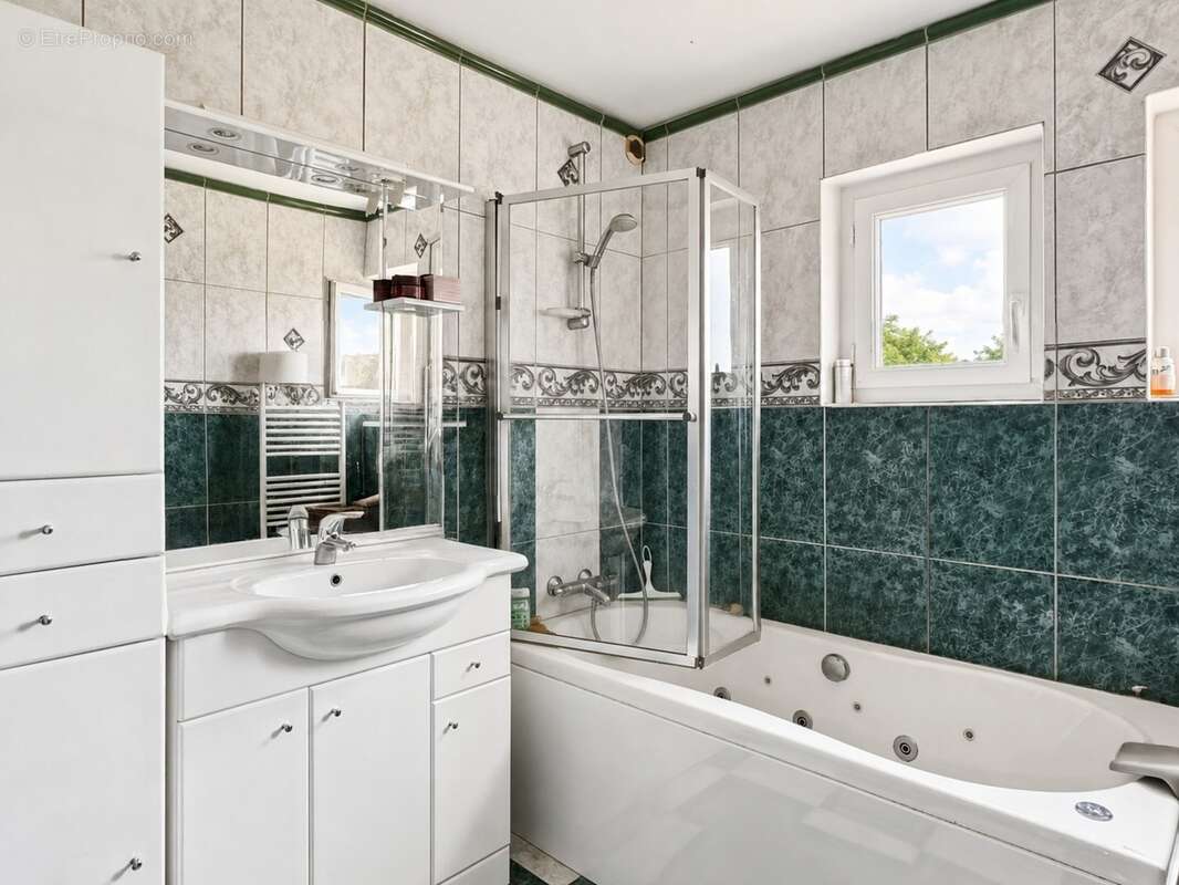 Angers – Maison familiale de 170 m², cinq chambres, Garage et grand jardin sans vis-à-vis - photo 15