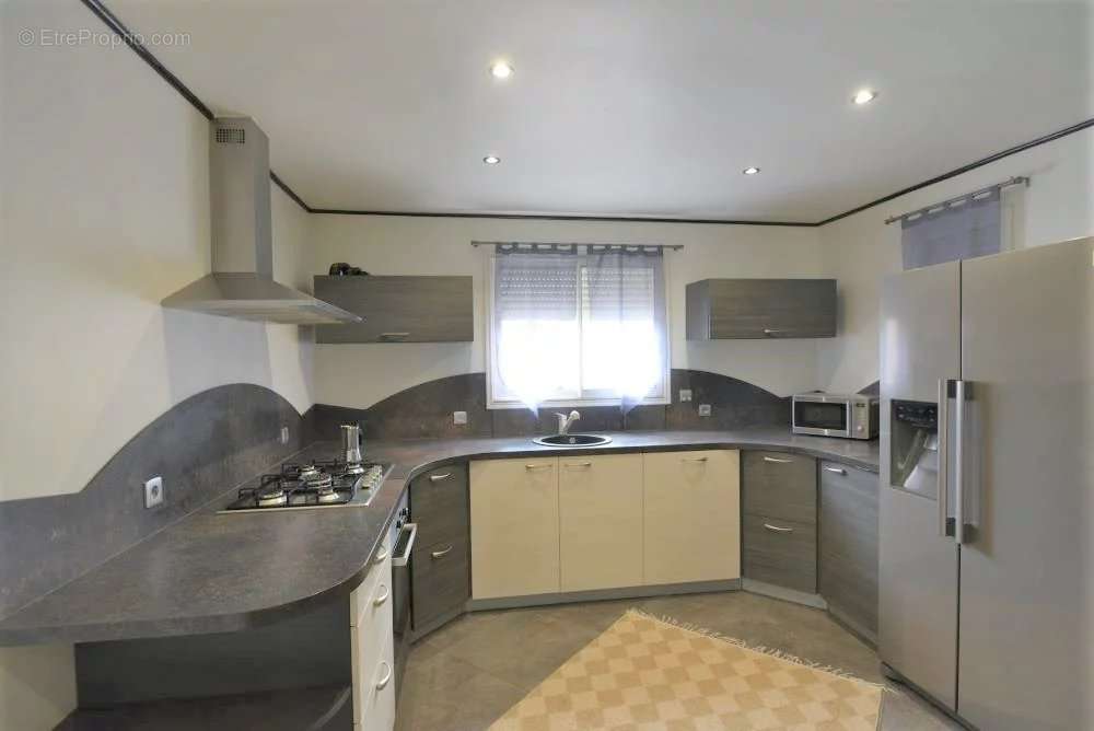 Commerce à MONTAUROUX