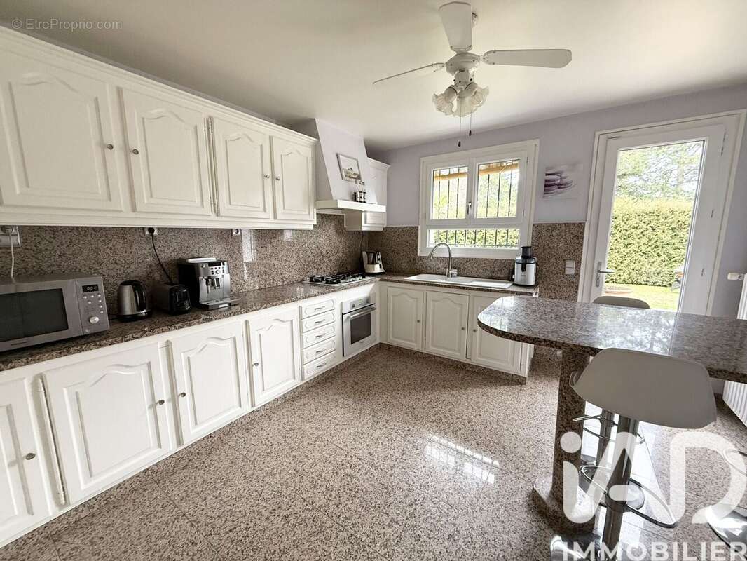 Maison 323 m² à Ville-Saint-Jacques  - photo 6