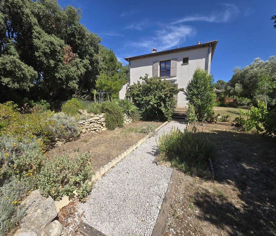 A vendre villa 4 chambres terrain 1706 m2 - photo 2