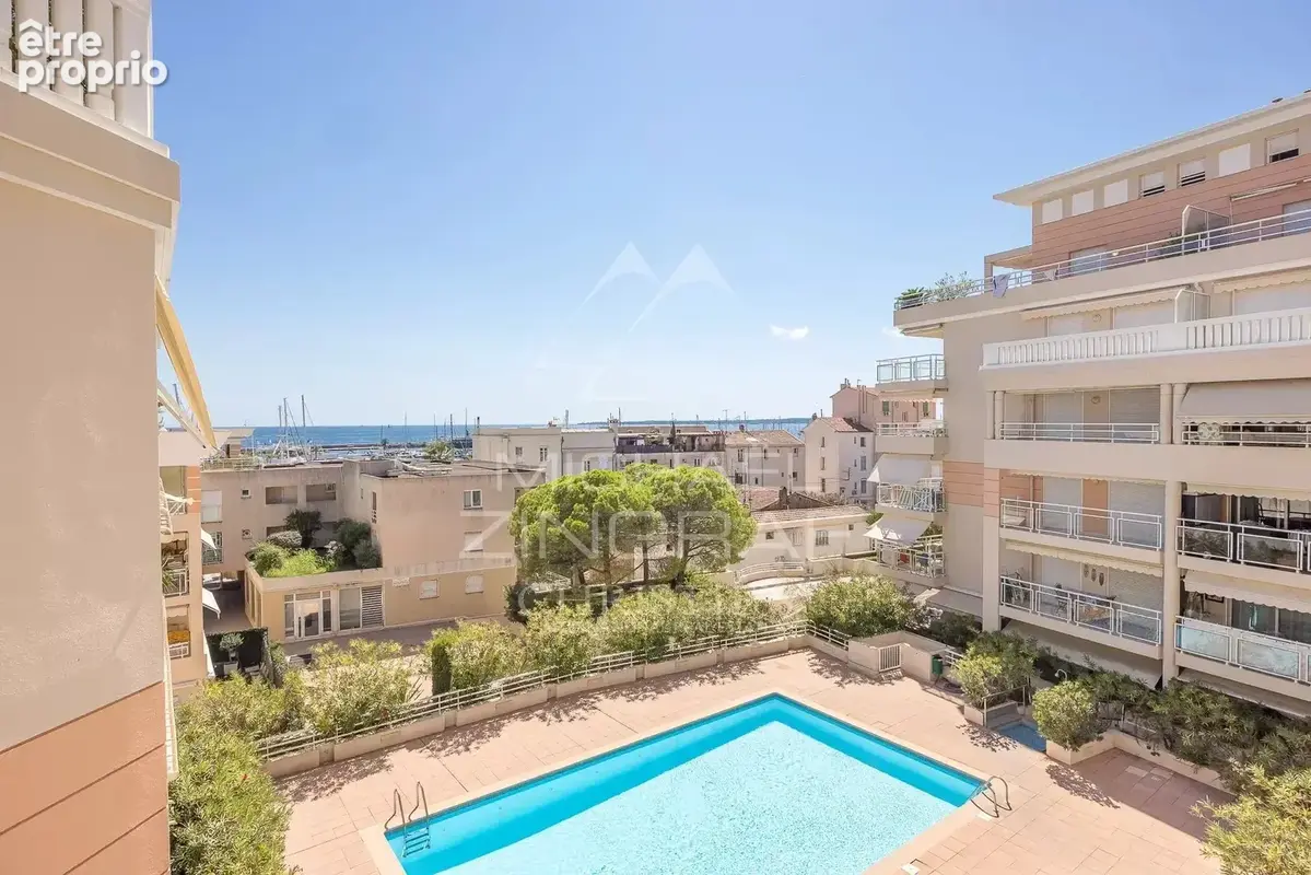 Exclusivité - Golfe-Juan – Appartement traversant rénové avec terrasse, piscine et parking - photo 5