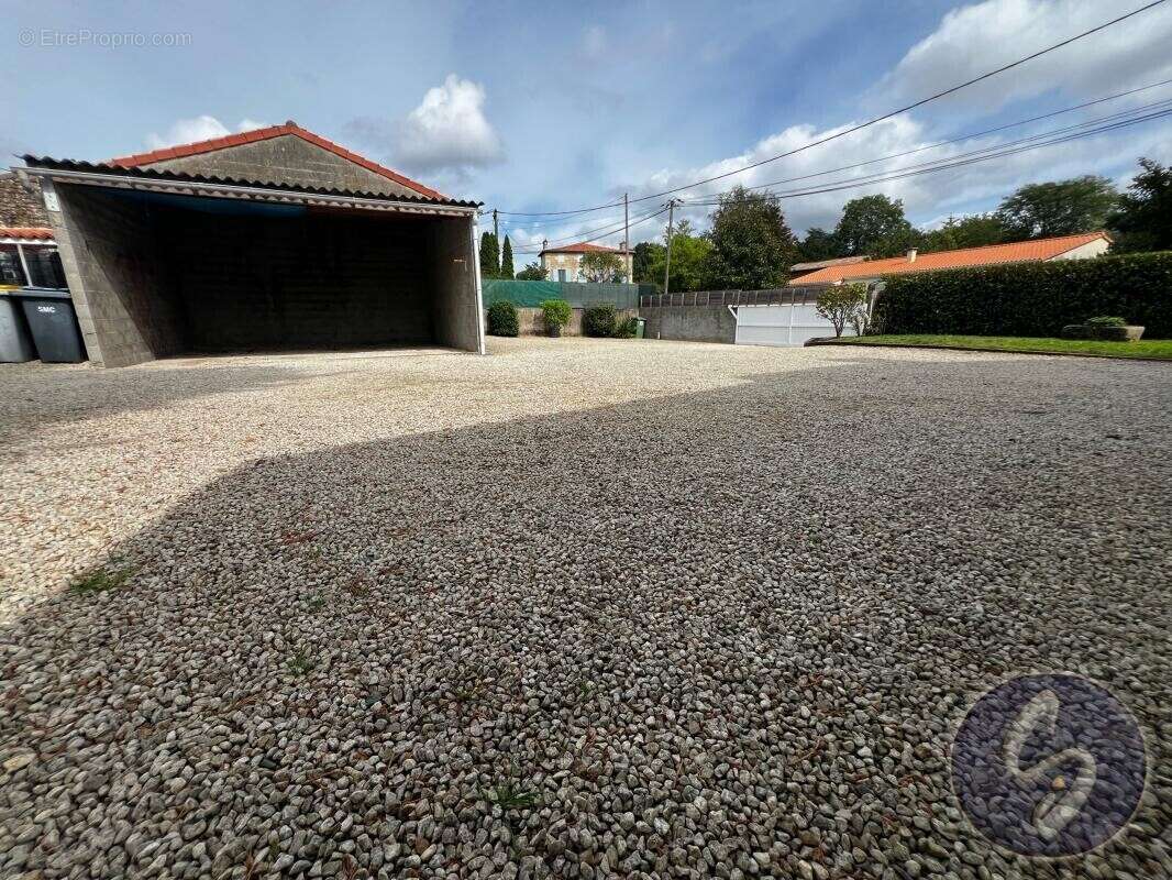 Maison à AZAY-LE-BRULE