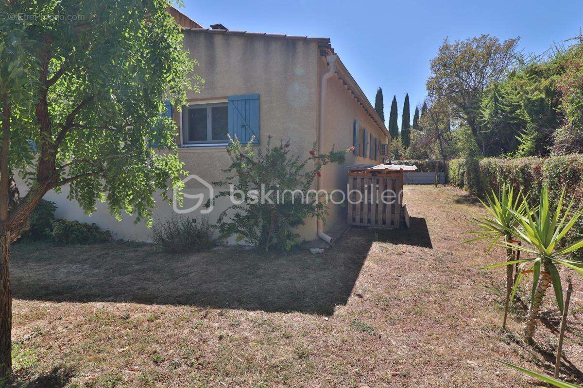 Maison plain-pied de 106m² sur 780m² de terrain avec 3 chambres, garage et piscine - photo 9