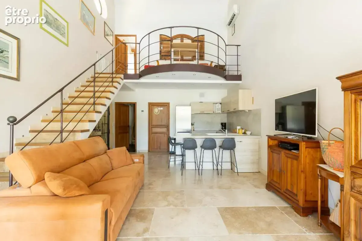 Propriete de caractere en pierres 220 m² sur 5 000 m² à lancon provence - photo 2