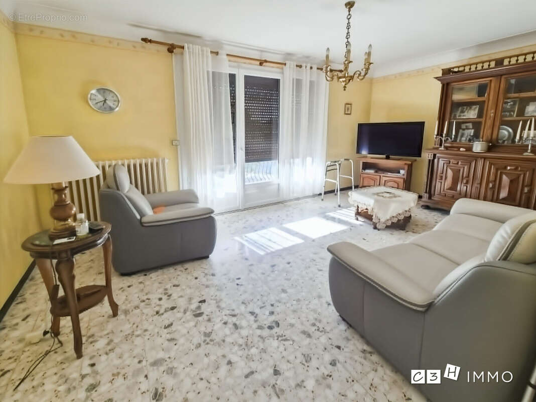 Maison à PINS-JUSTARET