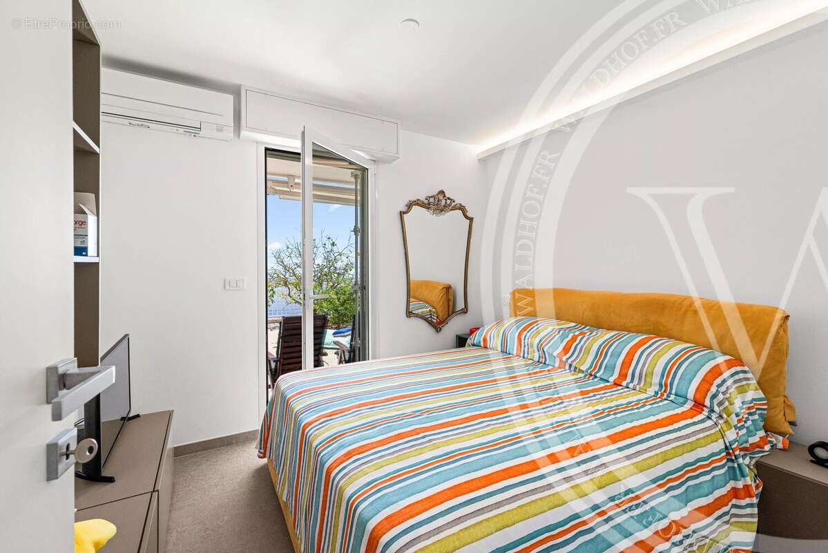 Une résidence de jardin de trois chambres entièrement rénovée au-dessus de la mer, Roquebrune-Cap-Martin - photo 11