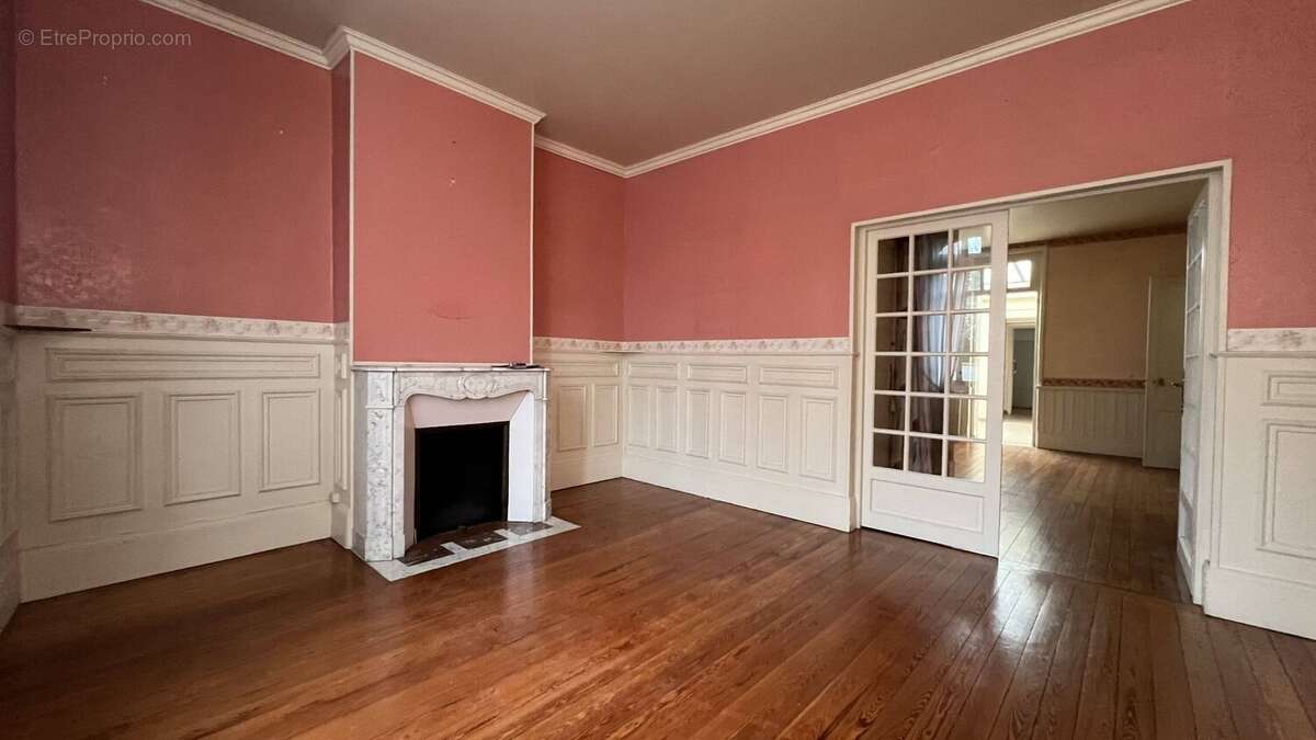 A vendre maison de ville en briques en plein centre ville de EU, 9 pièces, salon avec cheminée, salle à manger, 6 chambres, 2 sa - photo 17