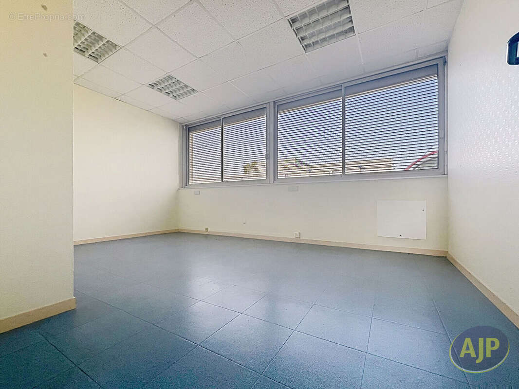 Local commercial Segre - photo 4
