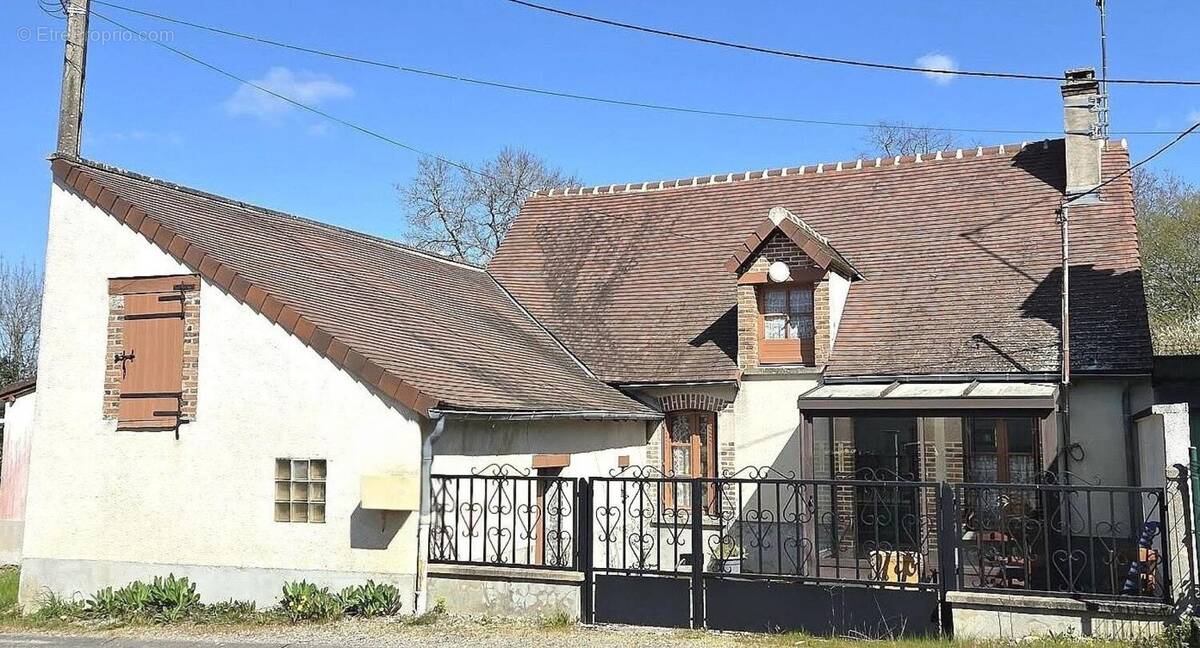 Photo 1 - Maison à LUSSAC-LES-EGLISES