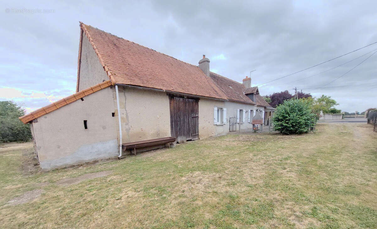 TREVOL   Maison type longère 114 m2 avec dépendances sur 2 455 m2 de terrain - photo 2