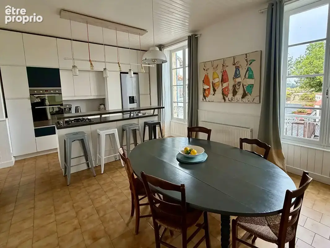 Maison avec piscine, commerces à pied, dépendances et grands garages, proche TGV et plages - photo 2