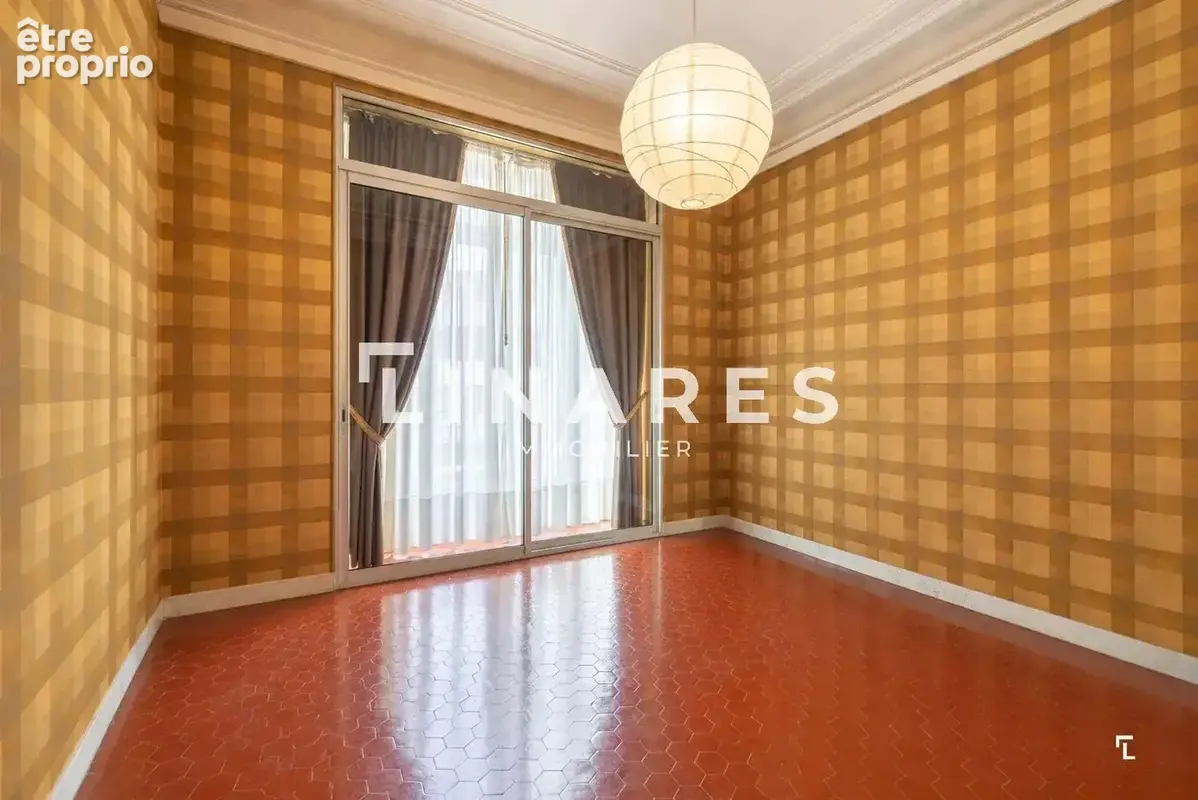 LE CHARME INTEMPOREL - Bureaux T6 de 211m2 - Balcons - 2 Caves - Chambre de bonne + Box (en sus) - 13008 - photo 16
