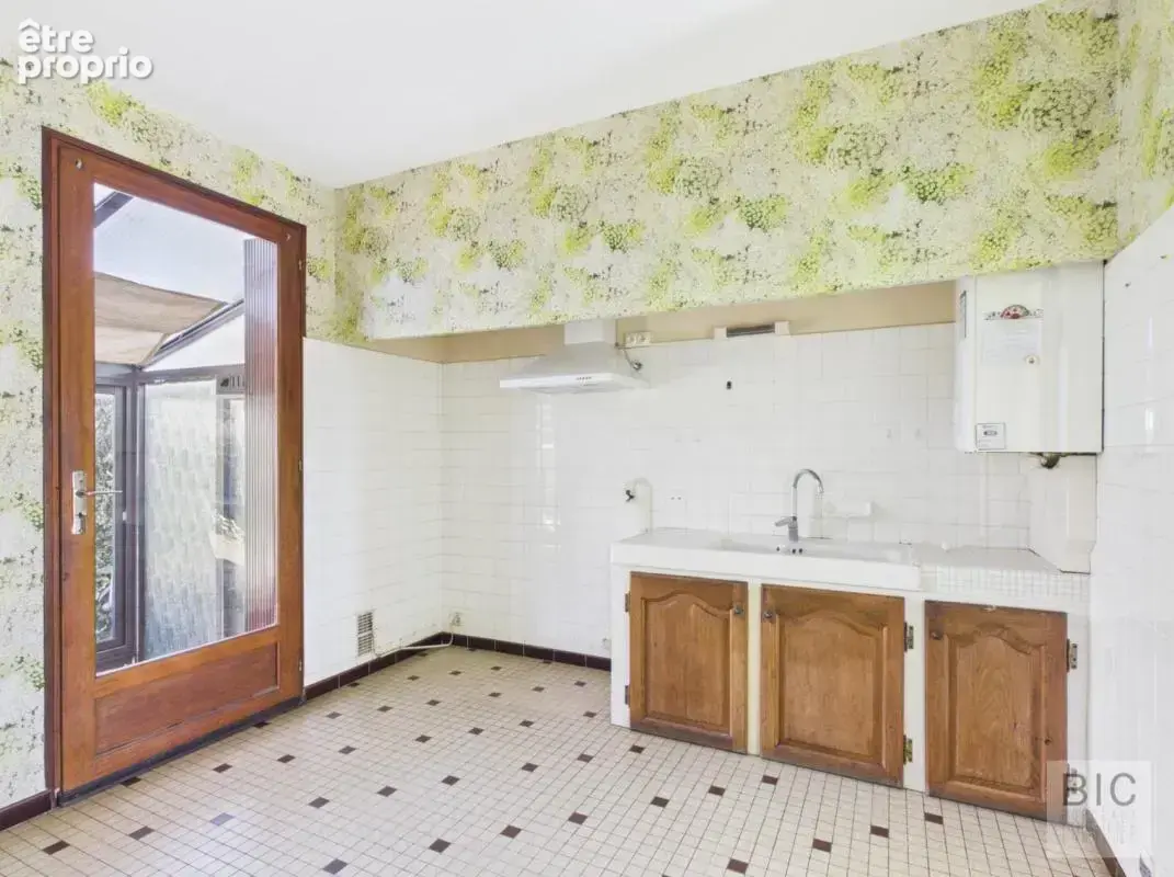 A vendre maison à rafraîchir avec garage, véranda et jardin - photo 4