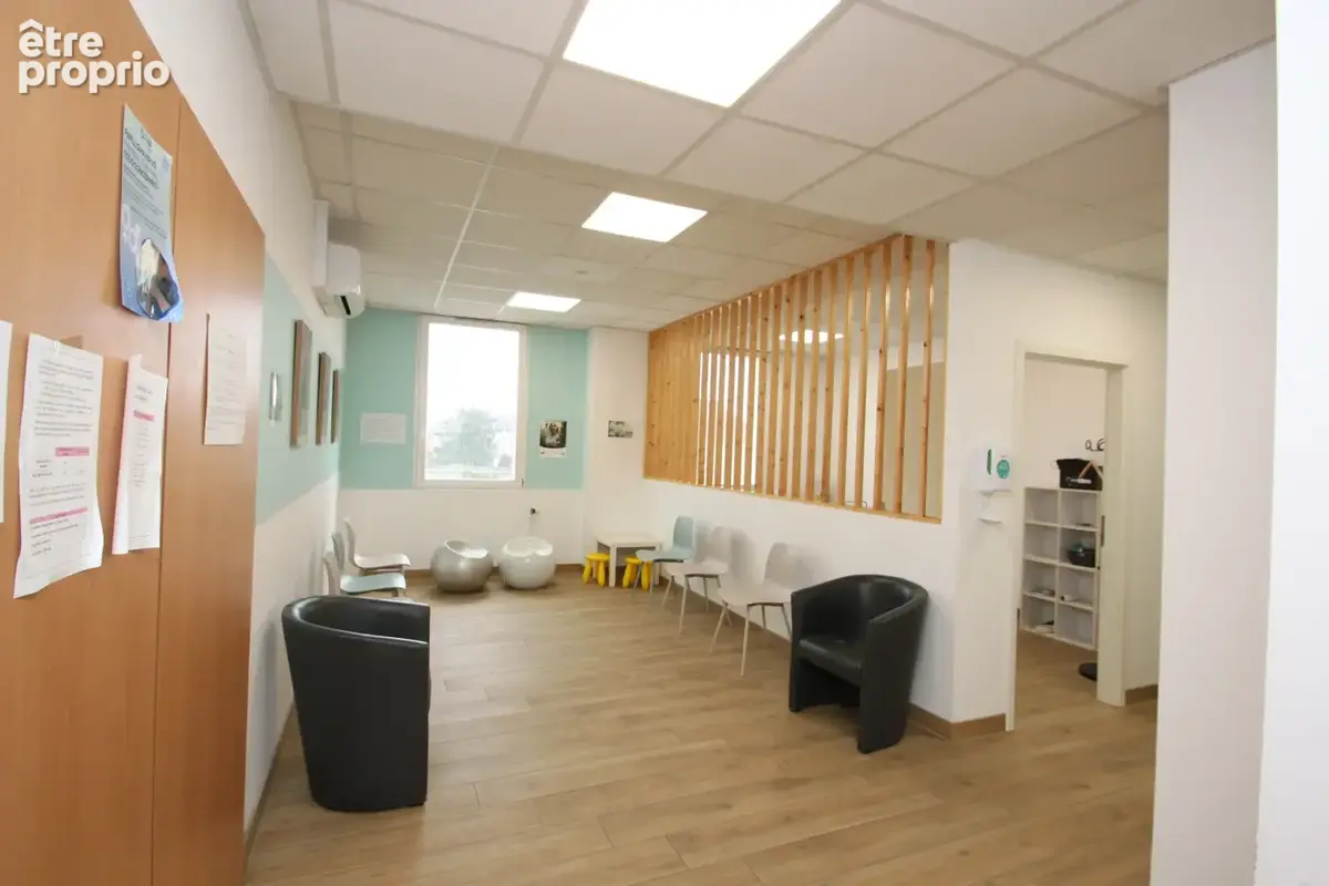 Local professionnel de 121 m2 clé en main   idéal cabinet médical ou bureaux, avec ascenseur et 3 parkings - photo 5