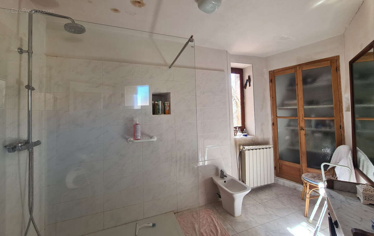 salle de douche - Maison à GABIAN