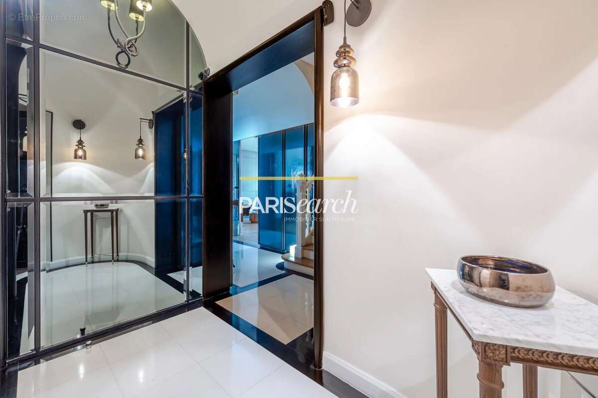 Appartement à PARIS-16E