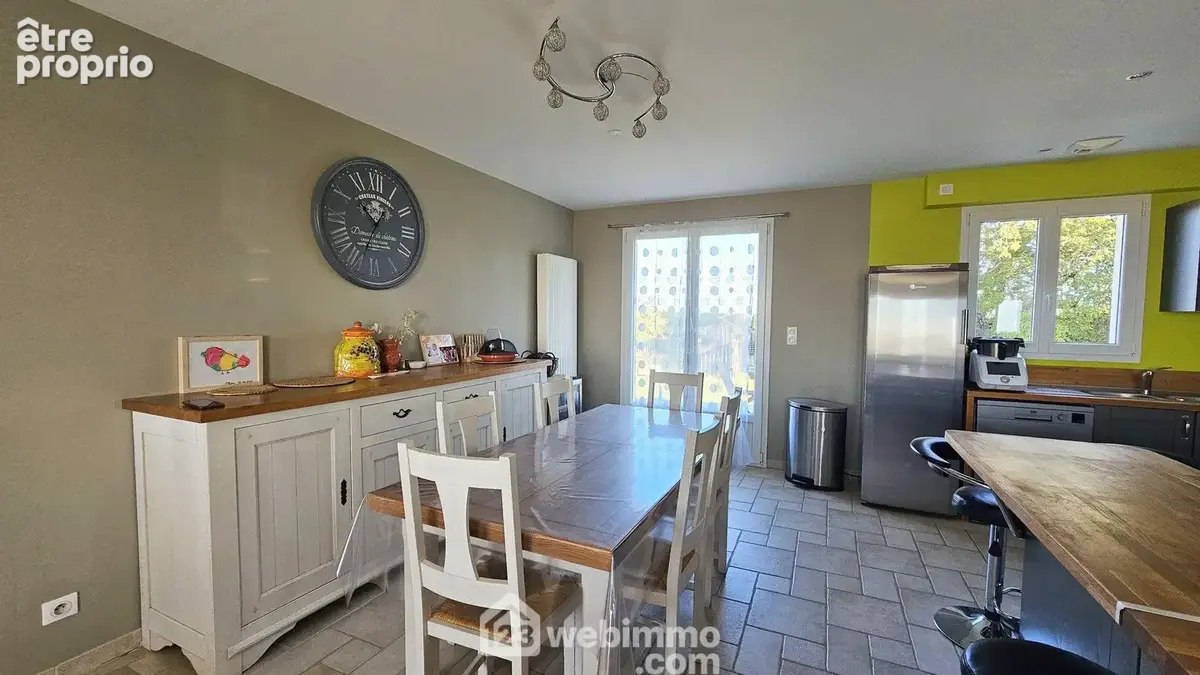 Un espace salle à manger avec son accès direct sur la terrasse.