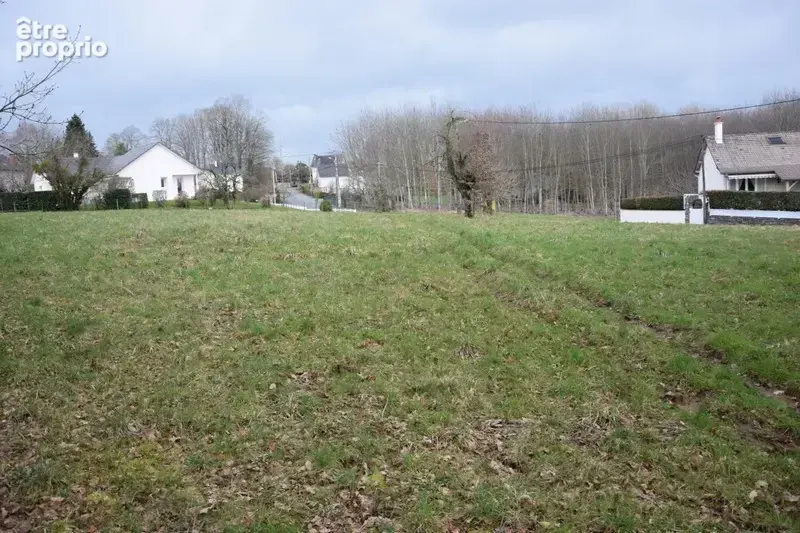 Terrain à ARNAC-POMPADOUR