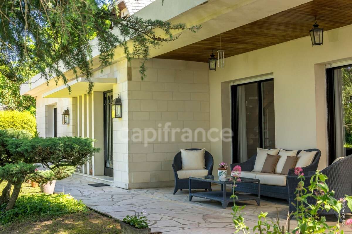 Propriete d'exception à vendre à SAUMUR (49400)  Panorama d'exception sur le château et la Loire - 328m² - 2278m²-piscine - photo 24