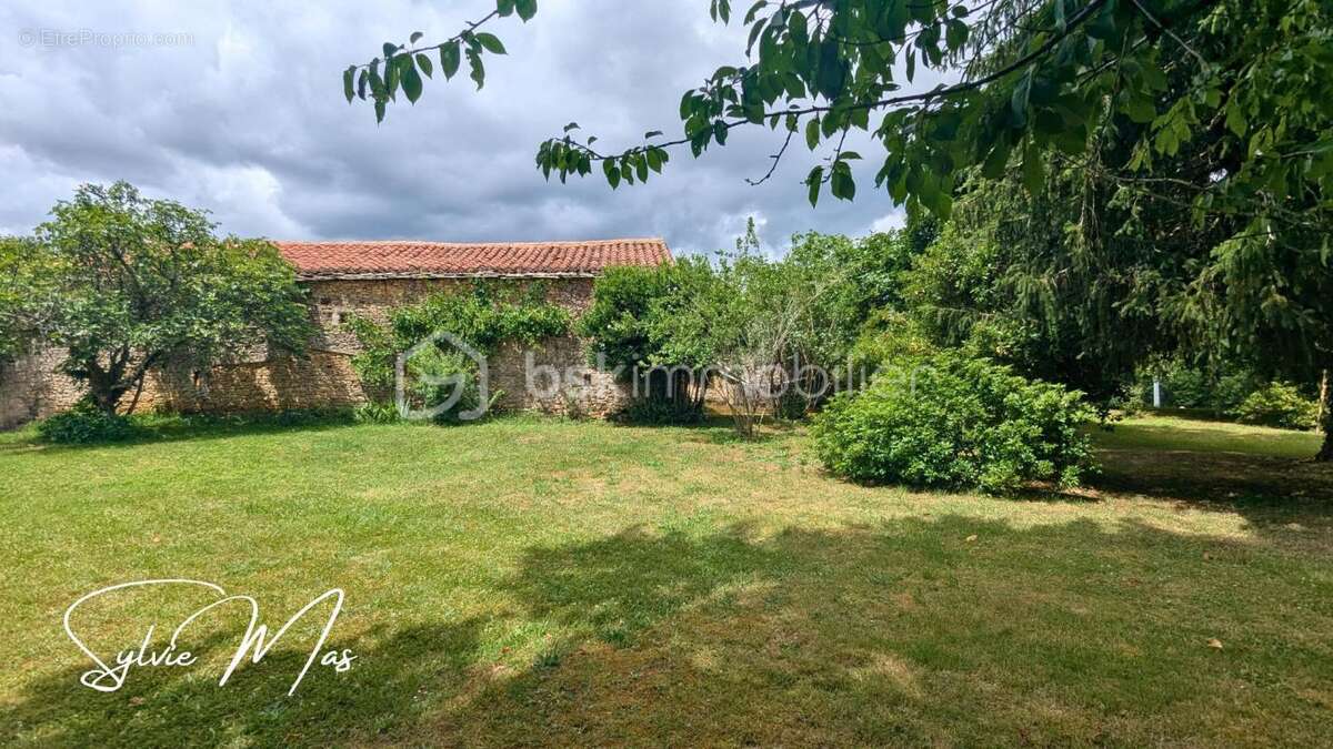 Ensemble de caractère avec grange et ancien four à pain - photo 8