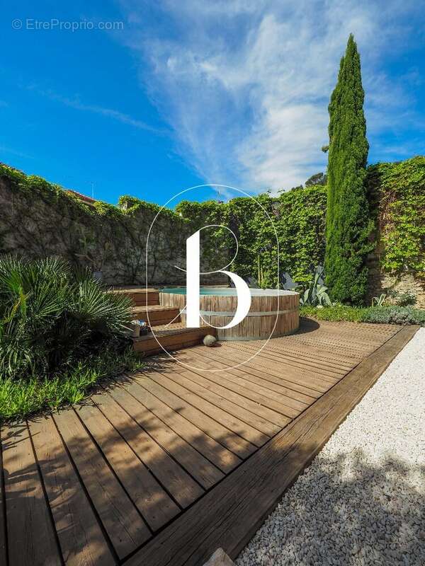 Maison à LAUDUN-L'ARDOISE