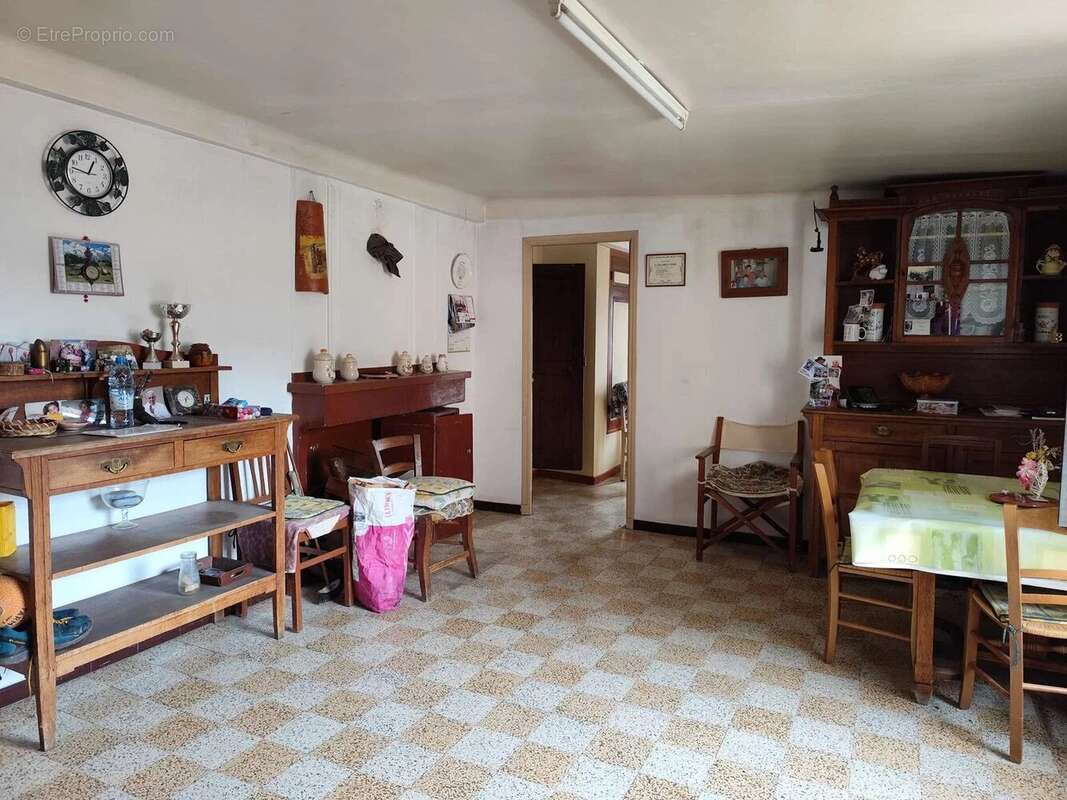 Appartement à CASTELLET-LES-SAUSSES