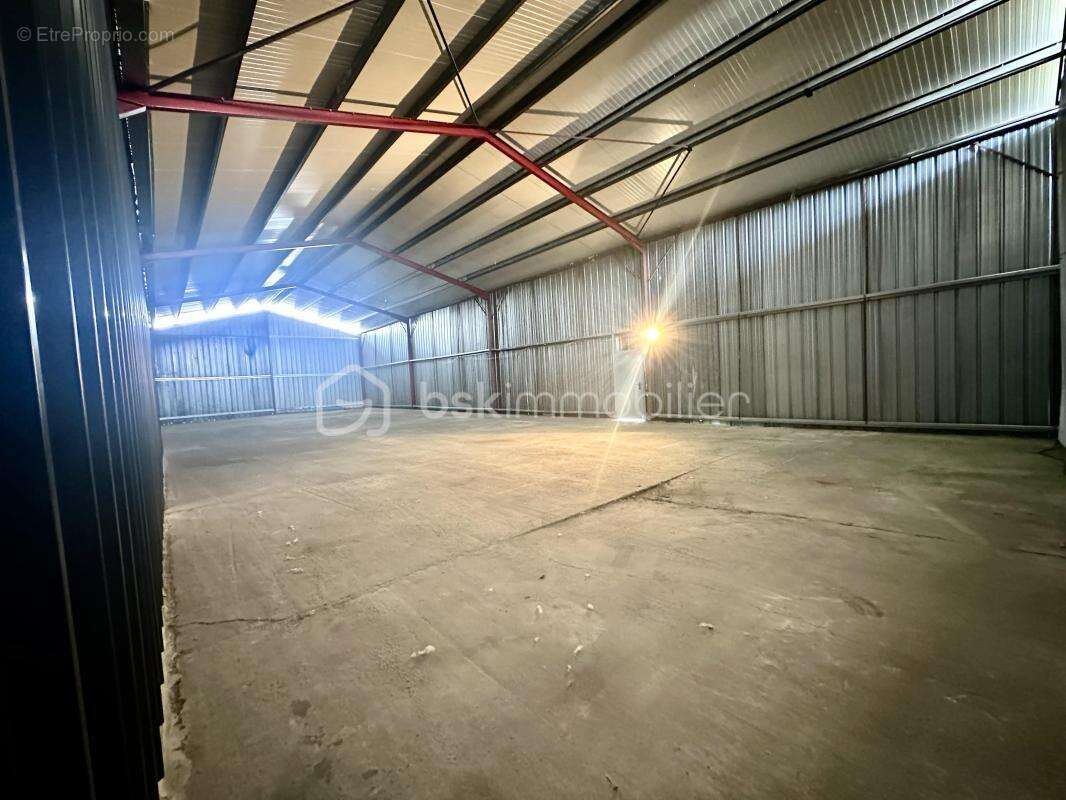 Entrepôt 300 m² sur parcelle constructible - photo 2